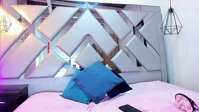 Lorenn Hill online show from 09-30-25, 01:38