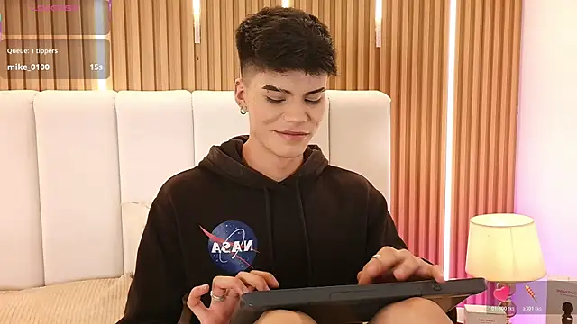 Dulcey  online show from 04-28-26, 05:23