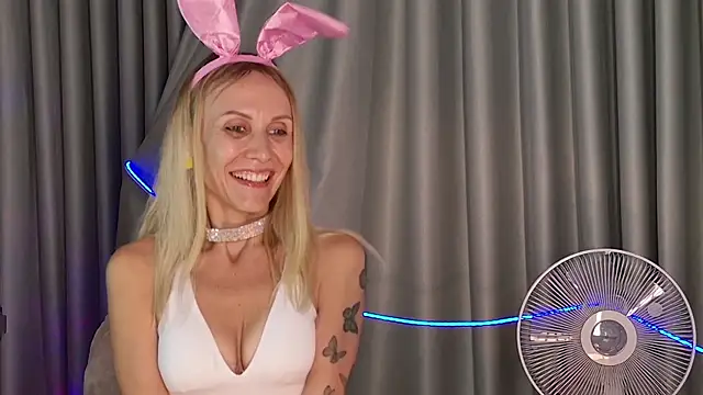 Snapshot of goddess_kate__ chatting on 10-31-25, 08:26 goddess kate   online show from 10-31-25, 08:26