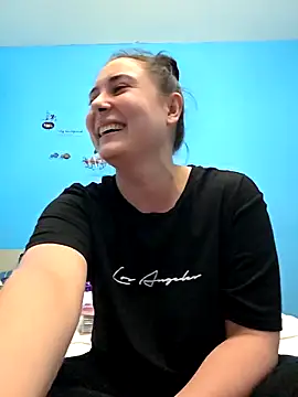 Snapshot of SaraViss20 chatting on 02-21-26, 08:43 SaraViss20 online show from 02-21-26, 08:43