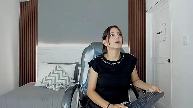 Emmy Meadows online show from 10-23-25, 08:07