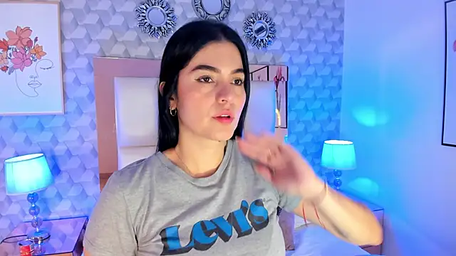 Snapshot of Sasha__sims__ chatting on 10-21-25, 11:44 Sasha sims online show from 10-21-25, 11:44