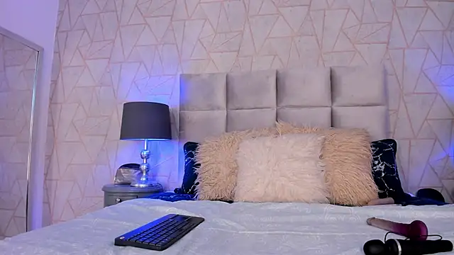 Emely florence  online show from 11-28-25, 07:05