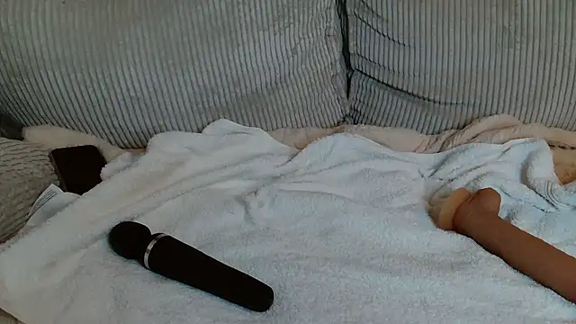 Snapshot of liloush__ chatting on 10-22-25, 10:09 liloush online show from 10-22-25, 10:09