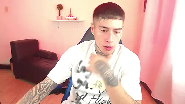 Snapshot of setthomas chatting on 09-15-25, 01:44 setthomas online show from 09-15-25, 01:44