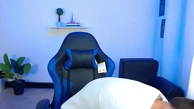 Snapshot of setthomas chatting on 09-18-25, 03:03 setthomas online show from 09-18-25, 03:03