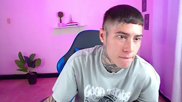 Snapshot of setthomas chatting on 09-23-25, 01:58 setthomas online show from 09-23-25, 01:58