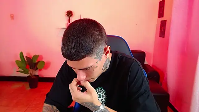 Snapshot of setthomas chatting on 09-26-25, 02:21 setthomas online show from 09-26-25, 02:21