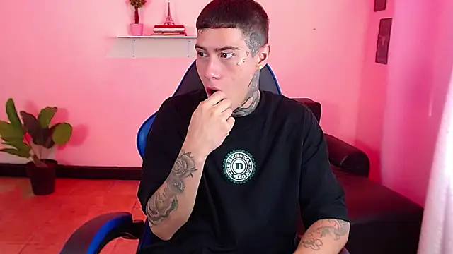 Snapshot of setthomas chatting on 09-29-25, 02:22 setthomas online show from 09-29-25, 02:22