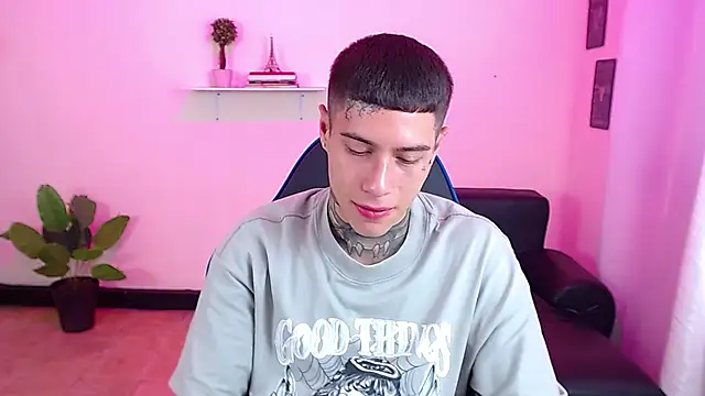 Snapshot of setthomas chatting on 09-30-25, 02:44 setthomas online show from 09-30-25, 02:44