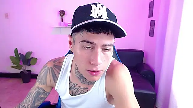 Snapshot of setthomas chatting on 10-13-25, 03:01 setthomas online show from 10-13-25, 03:01