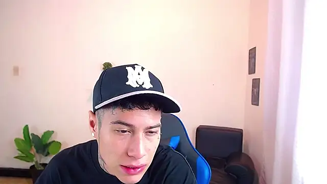 Snapshot of setthomas chatting on 10-14-25, 02:51 setthomas online show from 10-14-25, 02:51