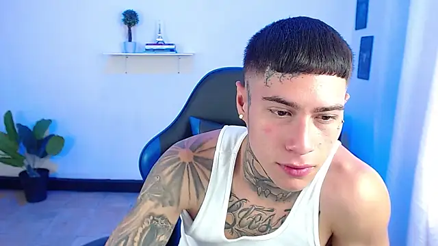 Snapshot of setthomas chatting on 10-15-25, 03:34 setthomas online show from 10-15-25, 03:34