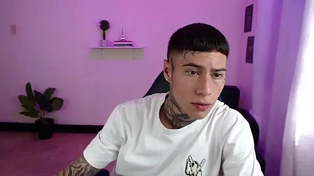 Snapshot of setthomas chatting on 10-17-25, 03:03 setthomas online show from 10-17-25, 03:03