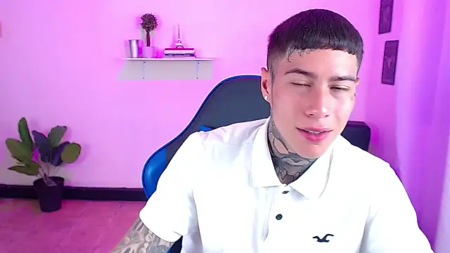 Snapshot of setthomas chatting on 10-20-25, 03:23 setthomas online show from 10-20-25, 03:23