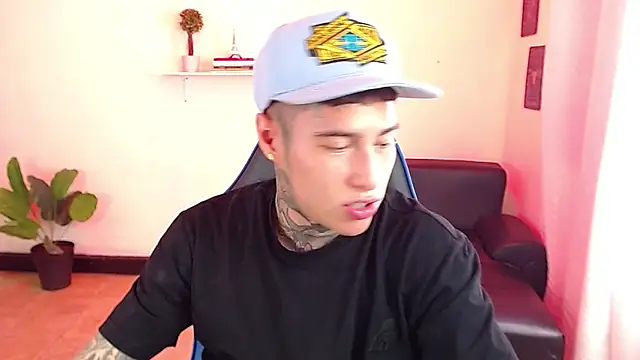 Snapshot of setthomas chatting on 10-21-25, 02:51 setthomas online show from 10-21-25, 02:51