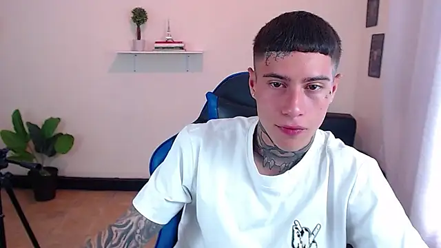 Snapshot of setthomas chatting on 10-22-25, 03:45 setthomas online show from 10-22-25, 03:45