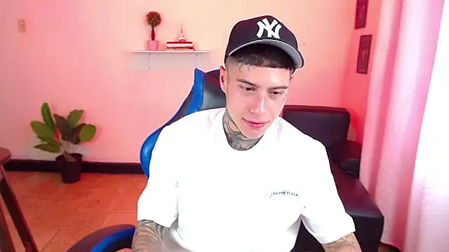 Snapshot of setthomas chatting on 11-06-25, 02:40 setthomas online show from 11-06-25, 02:40