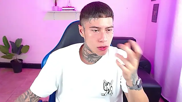 Snapshot of setthomas chatting on 11-13-25, 04:28 setthomas online show from 11-13-25, 04:28