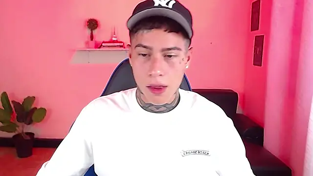 Snapshot of setthomas chatting on 11-19-25, 04:29 setthomas online show from 11-19-25, 04:29