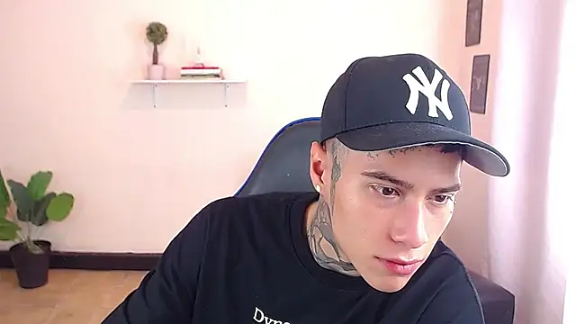 Snapshot of setthomas chatting on 11-21-25, 03:11 setthomas online show from 11-21-25, 03:11