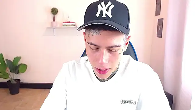 Snapshot of setthomas chatting on 11-25-25, 03:34 setthomas online show from 11-25-25, 03:34