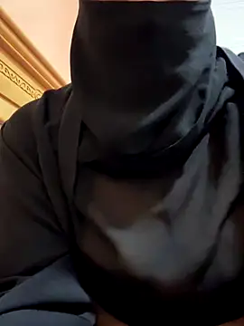 Snapshot of _Laiali_ chatting on 10-18-25, 12:06 Laiali online show from 10-18-25, 12:06