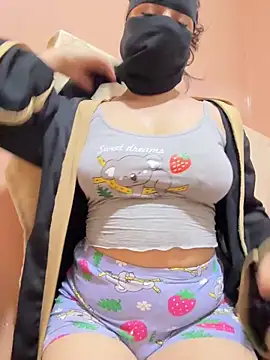 Snapshot of _Laiali_ chatting on 12-15-25, 02:10 Laiali online show from 12-15-25, 02:10