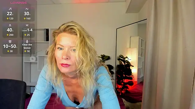 Julia Giulia online show from 06-26-26, 10:03