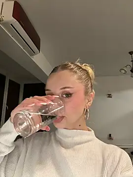 Snapshot of BabyAnais chatting on 11-08-25, 08:07 BabyAnais online show from 11-08-25, 08:07