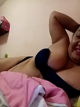 Snapshot of Caroomoom27 chatting on 09-21-25, 07:43 Caroomoom27 online show from 09-21-25, 07:43