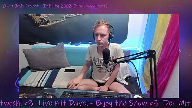 Snapshot of DaveLindau chatting on 10-22-25, 05:24 DaveLindau online show from 10-22-25, 05:24