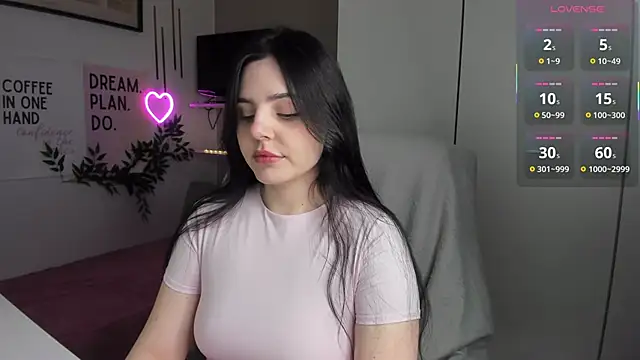 LiaWoow online show from 11-21-25, 02:27