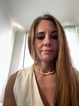 Snapshot of LucieMack chatting on 09-10-25, 09:09 LucieMack online show from 09-10-25, 09:09