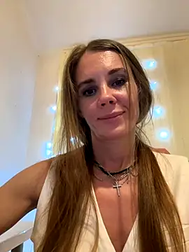 Snapshot of LucieMack chatting on 09-11-25, 06:08 LucieMack online show from 09-11-25, 06:08