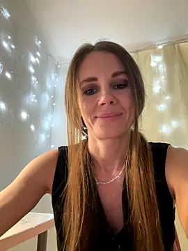 Snapshot of LucieMack chatting on 09-30-25, 07:08 LucieMack online show from 09-30-25, 07:08