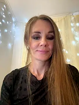 Snapshot of LucieMack chatting on 10-27-25, 08:02 LucieMack online show from 10-27-25, 08:02