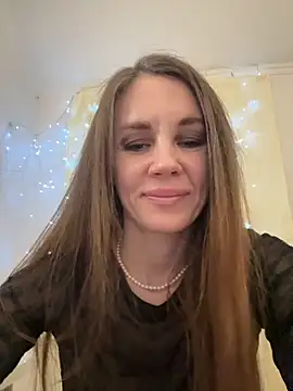 Snapshot of LucieMack chatting on 11-24-25, 03:45 LucieMack online show from 11-24-25, 03:45