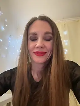 Snapshot of LucieMack chatting on 11-26-25, 06:31 LucieMack online show from 11-26-25, 06:31