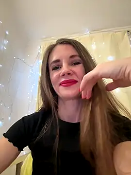 Snapshot of LucieMack chatting on 12-14-25, 02:44 LucieMack online show from 12-14-25, 02:44