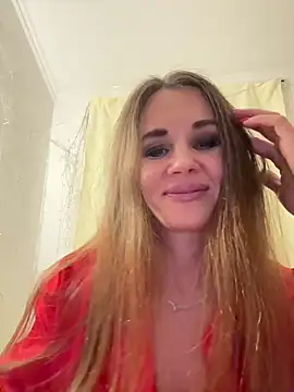 Snapshot of LucieMack chatting on 12-19-25, 10:17 LucieMack online show from 12-19-25, 10:17