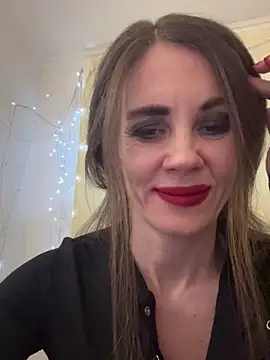 Snapshot of LucieMack chatting on 12-21-25, 09:00 LucieMack online show from 12-21-25, 09:00