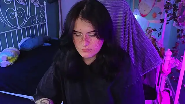 Snapshot of Dark_Shine chatting on 10-28-25, 05:22 Dark Shine online show from 10-28-25, 05:22