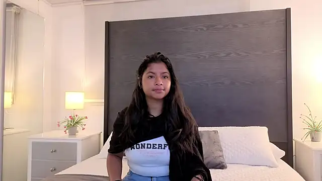 Snapshot of Angel_yk chatting on 10-20-25, 01:33 Angel yk online show from 10-20-25, 01:33