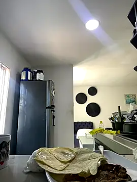 Samara Hadi  online show from 12-18-25, 08:37