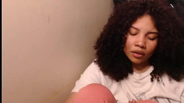 Snapshot of madelene chatting on 12-14-25, 03:12 madelene online show from 12-14-25, 03:12