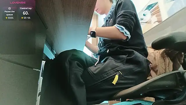 Snapshot of KKMM168 chatting on 12-15-25, 05:55 KKMM168 online show from 12-15-25, 05:55