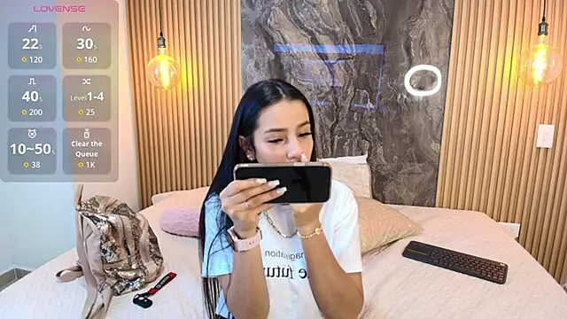 Snapshot of Alana-Jones chatting on 09-10-25, 11:54 Alana-Jones online show from 09-10-25, 11:54