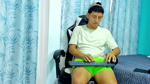 Snapshot of Felipe_Gonzales chatting on 09-25-25, 12:42 Felipe Gonzales online show from 09-25-25, 12:42
