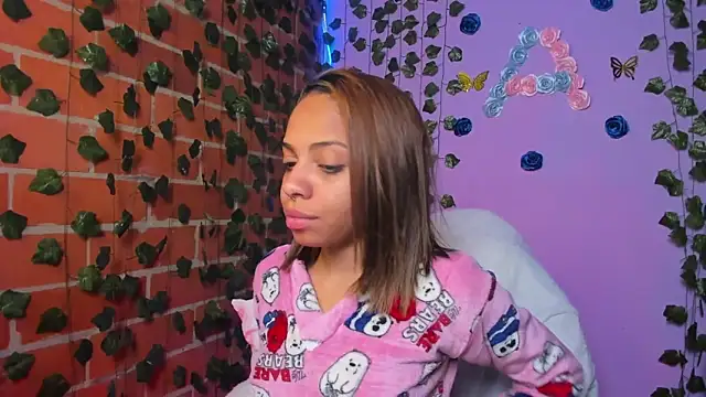 Snapshot of yumi_hanna chatting on 10-26-25, 04:18 yumi hanna online show from 10-26-25, 04:18